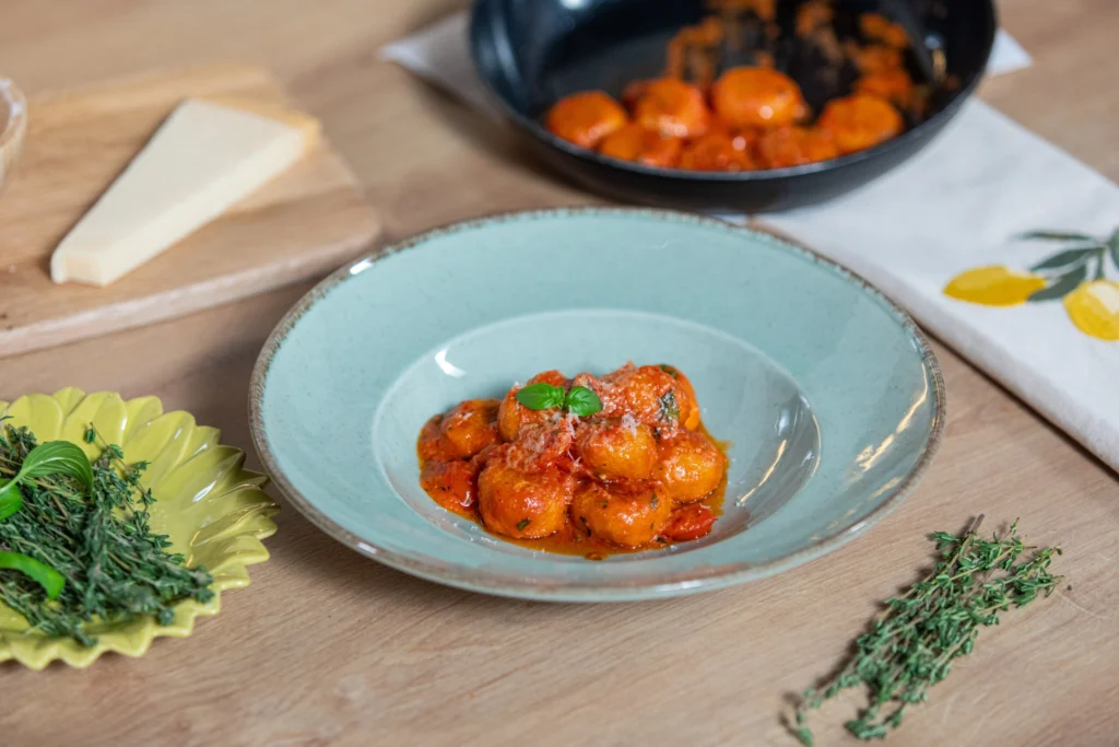 Sajttal töltött édesburgonya gnocchi paradicsomszósszal